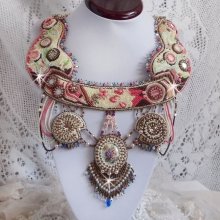 Arc-En-Ciel Haute-Couture halsband broderat med en Limoge porslinscabochon, Swarovski-kristaller och pärlor. 